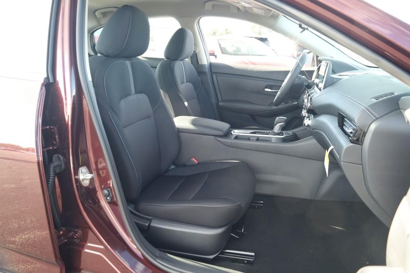 Nissan Sentra Vehicle Image 24