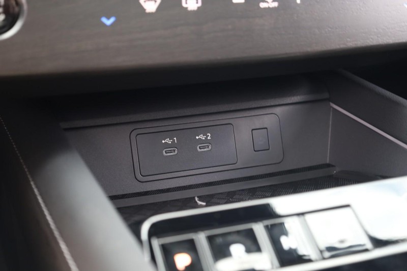 Nissan Murano Vehicle Image 18