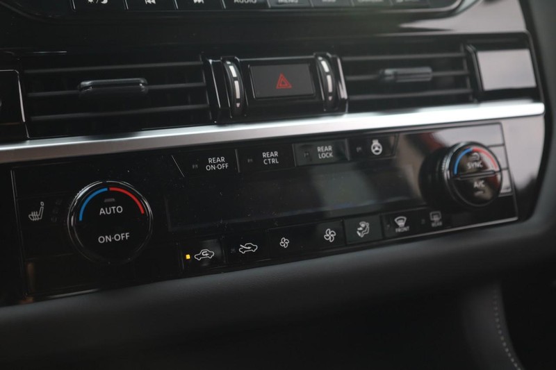 Nissan Pathfinder Vehicle Image 16