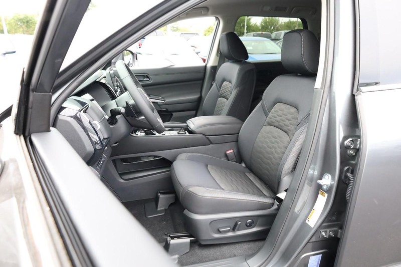 Nissan Pathfinder Vehicle Image 09