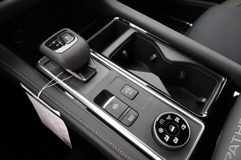 Nissan Pathfinder Vehicle Image 16