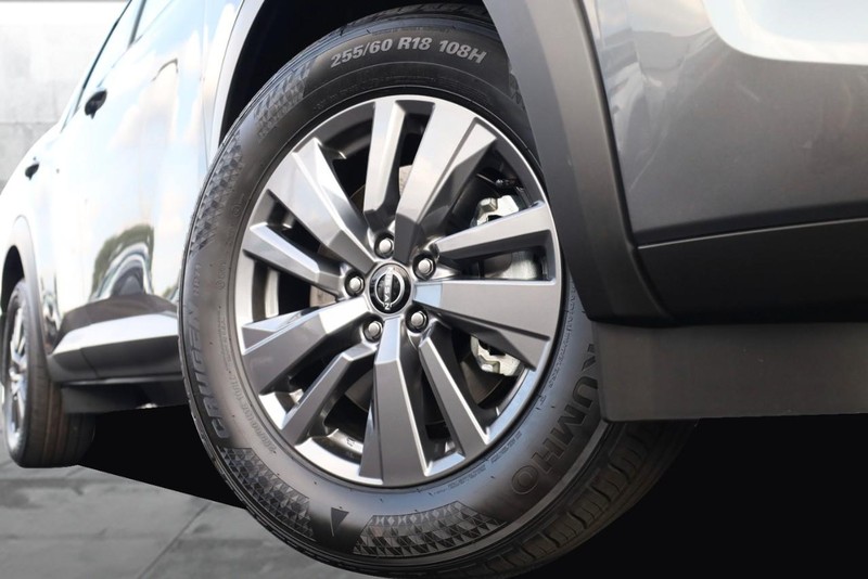 Nissan Pathfinder Vehicle Image 03