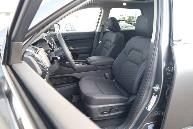 Nissan Pathfinder Vehicle Image 12