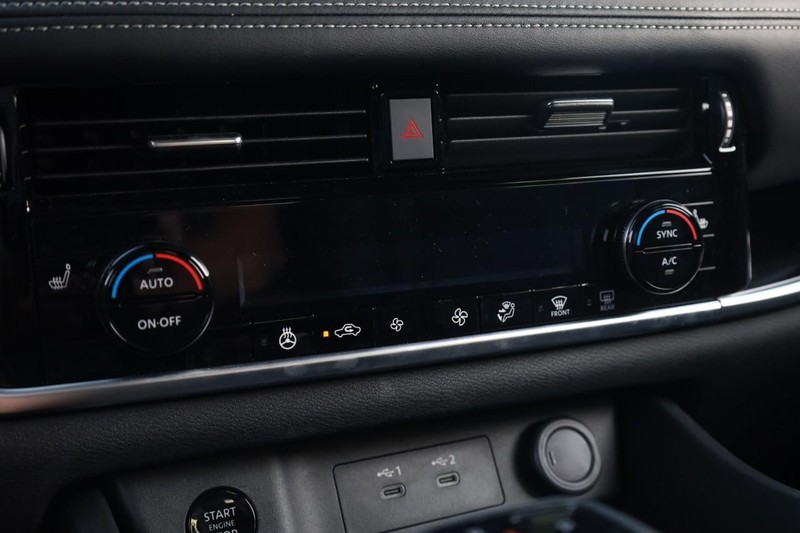 Nissan Rogue Vehicle Image 14
