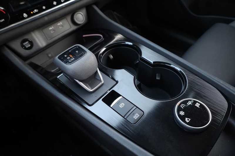 Nissan Rogue Vehicle Image 16