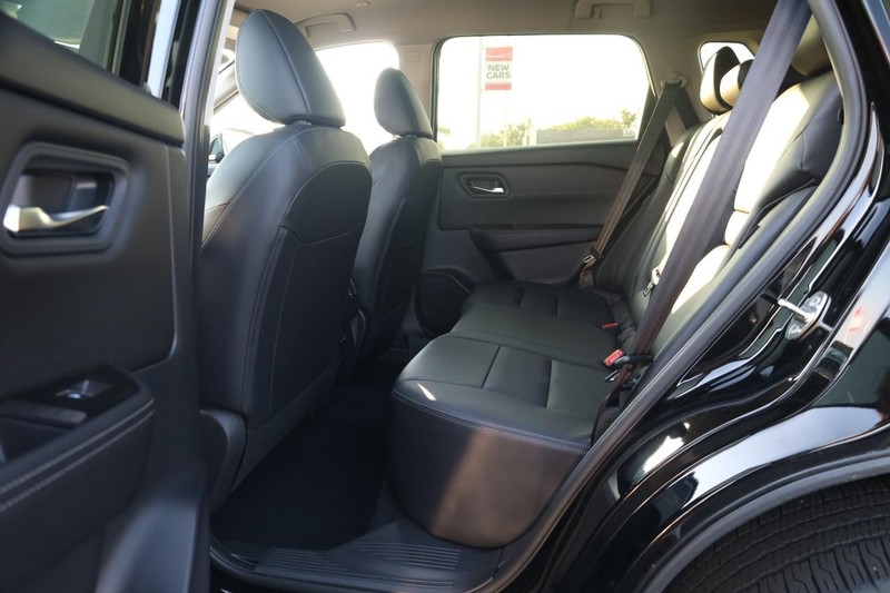 Nissan Rogue Vehicle Image 21