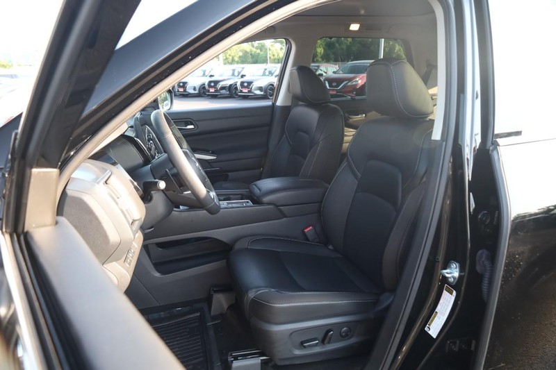 Nissan Pathfinder Vehicle Image 12