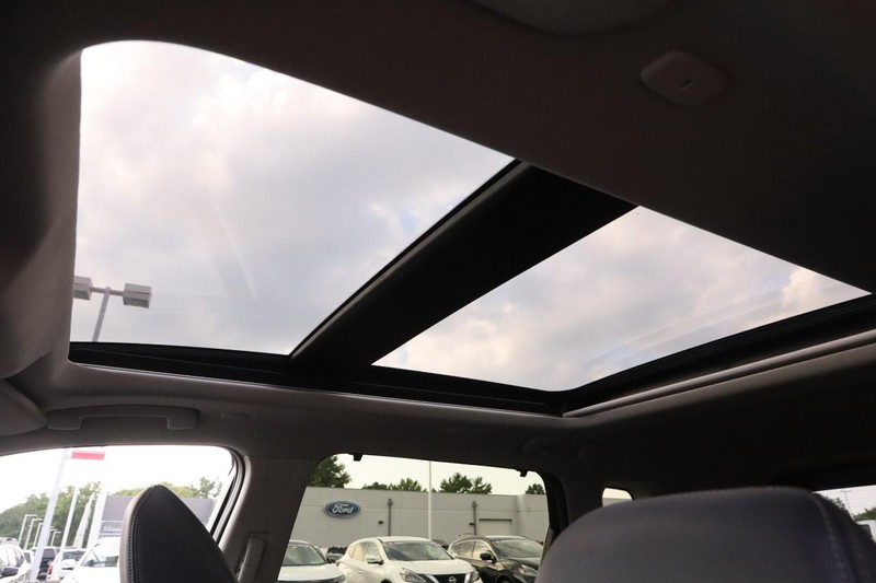 Nissan Rogue Vehicle Image 09