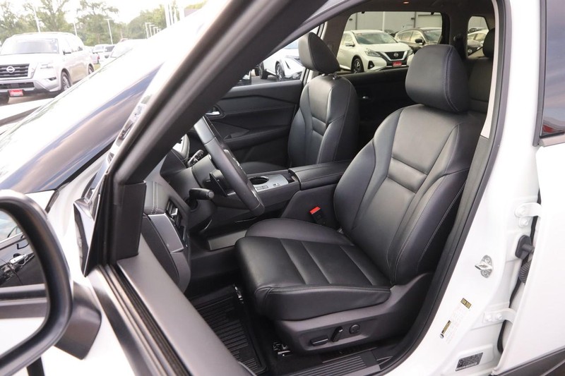 Nissan Rogue Vehicle Image 10