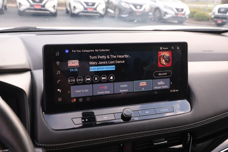 Nissan Rogue Vehicle Image 17