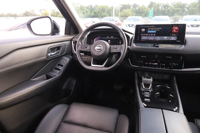 Nissan Rogue Vehicle Image 23