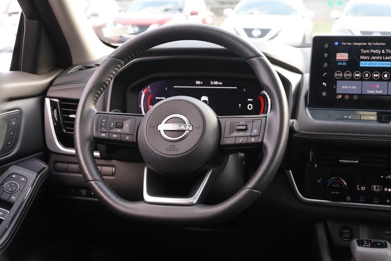 Nissan Rogue Vehicle Image 24
