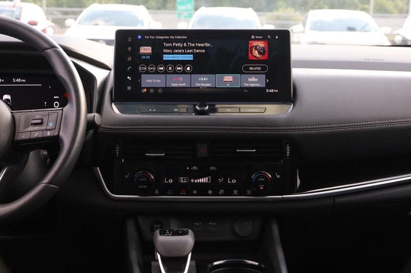 Nissan Rogue Vehicle Image 25