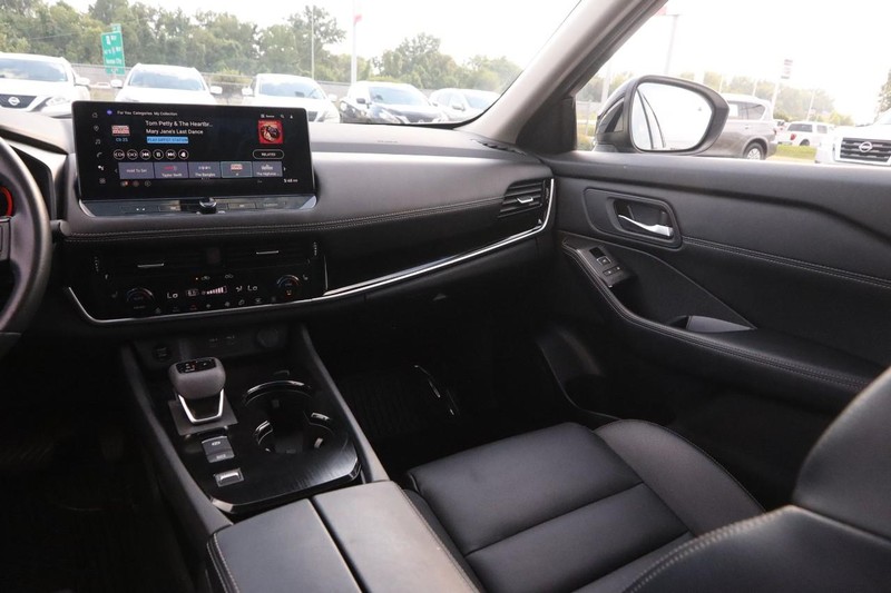 Nissan Rogue Vehicle Image 26