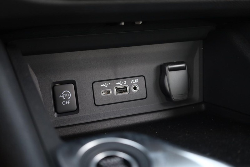 Nissan Sentra Vehicle Image 14