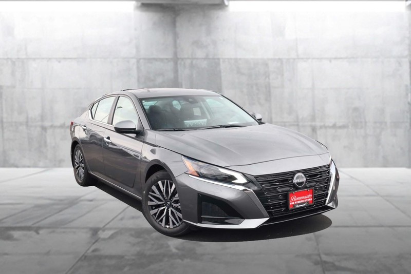 Nissan Altima Vehicle Image 02