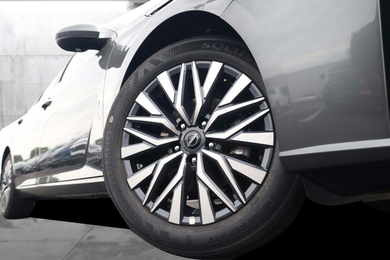 Nissan Altima Vehicle Image 03