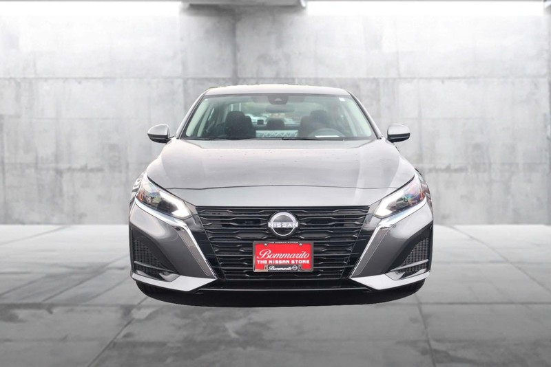 Nissan Altima Vehicle Image 04