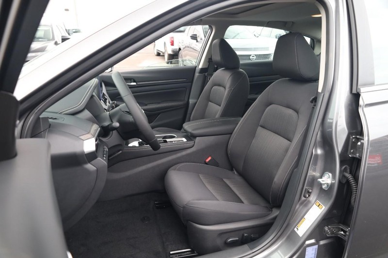 Nissan Altima Vehicle Image 09