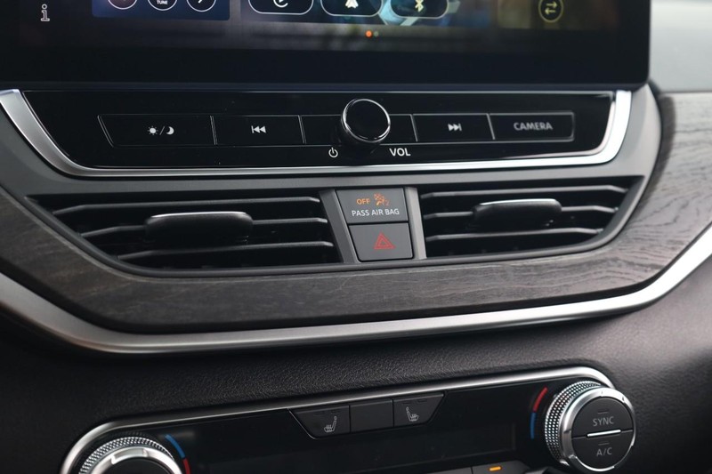 Nissan Altima Vehicle Image 14