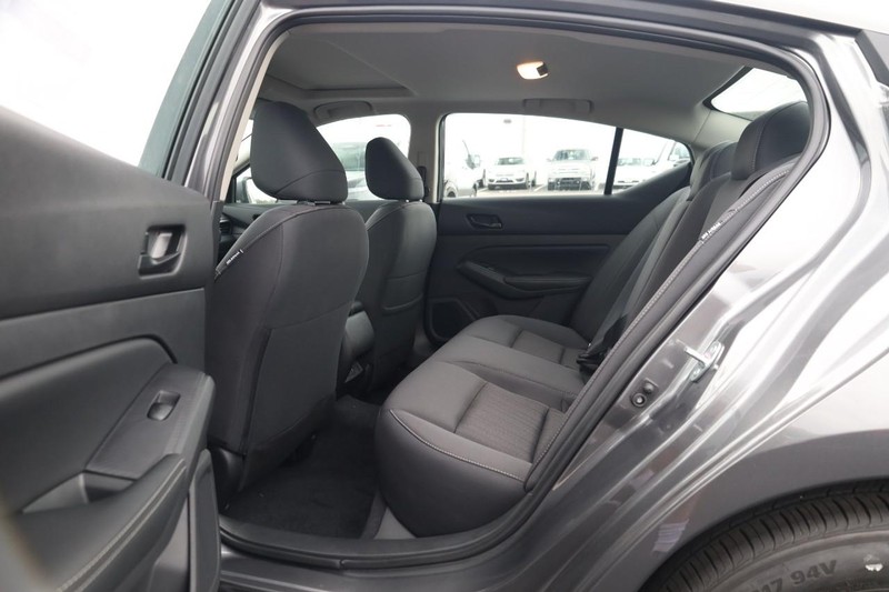 Nissan Altima Vehicle Image 21