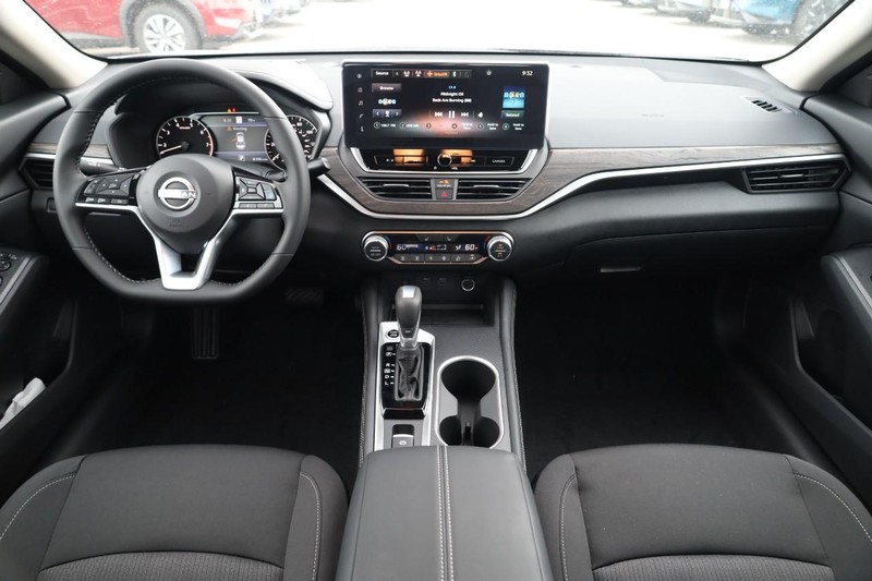 Nissan Altima Vehicle Image 23