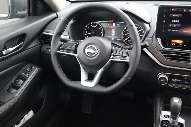 Nissan Altima Vehicle Image 24