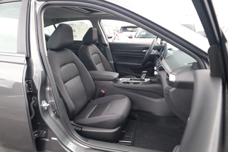 Nissan Altima Vehicle Image 25