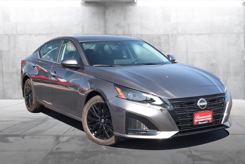 Nissan Altima Vehicle Image 02