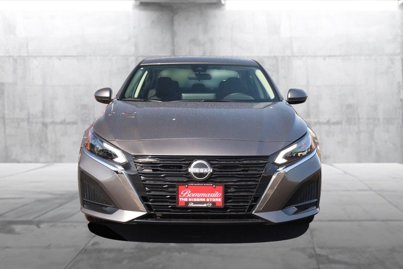 Nissan Altima Vehicle Image 04