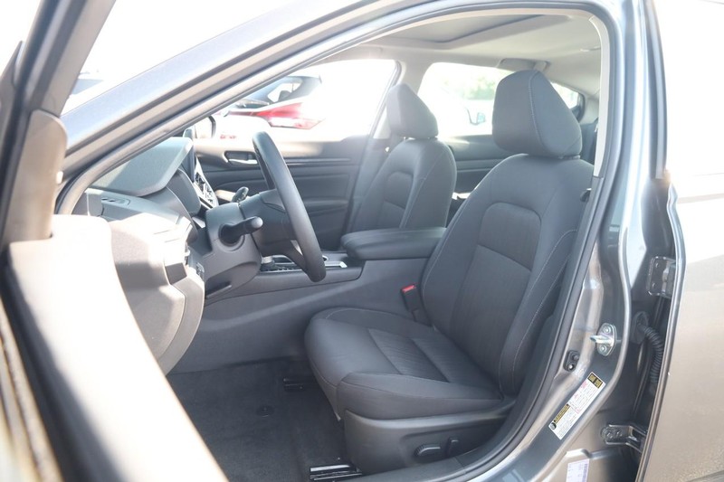 Nissan Altima Vehicle Image 09