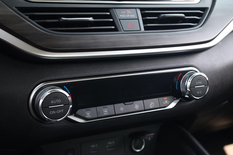 Nissan Altima Vehicle Image 14