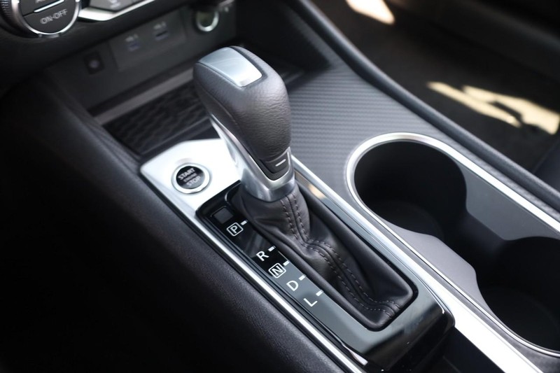 Nissan Altima Vehicle Image 16