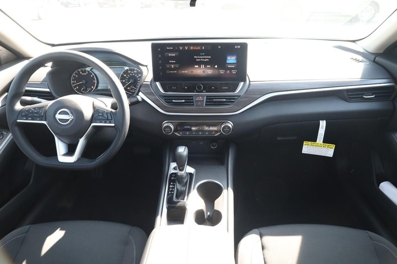 Nissan Altima Vehicle Image 22