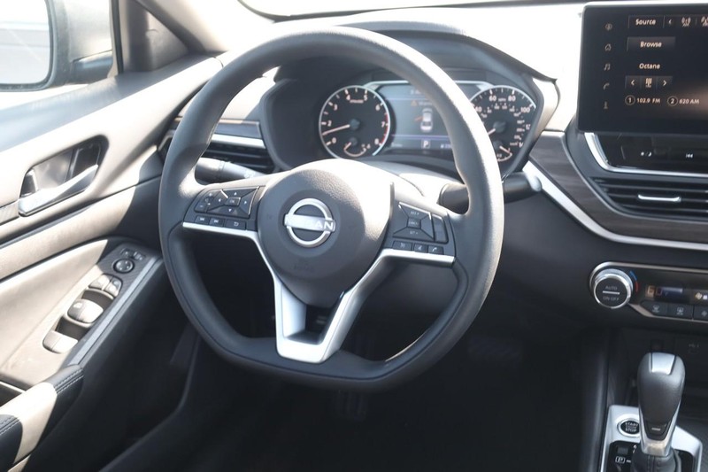 Nissan Altima Vehicle Image 23