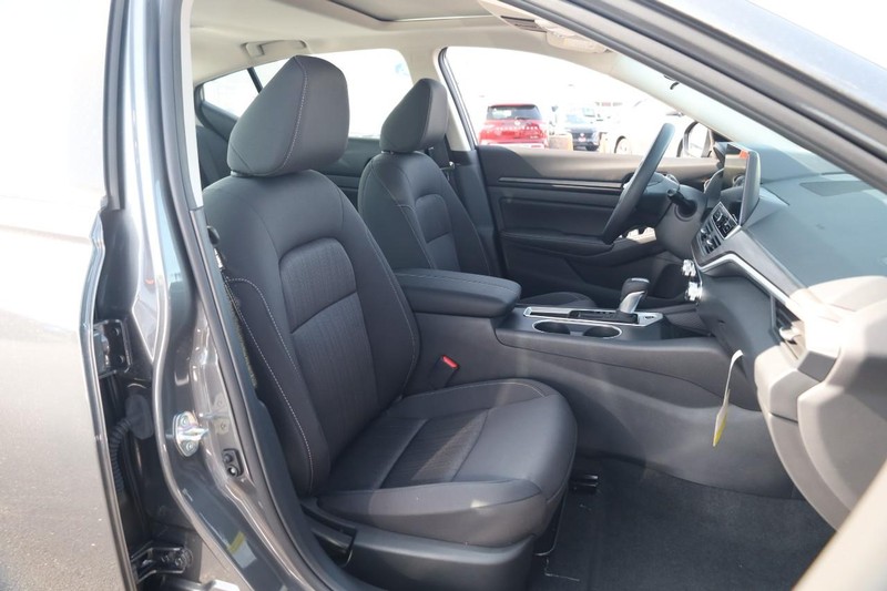 Nissan Altima Vehicle Image 24