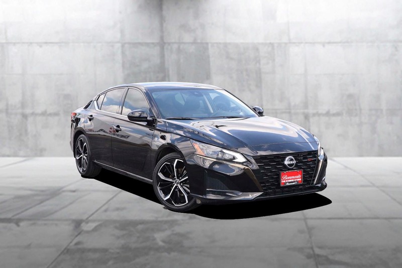 Nissan Altima Vehicle Image 02