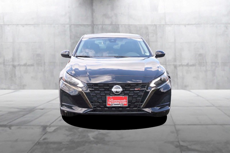 Nissan Altima Vehicle Image 04