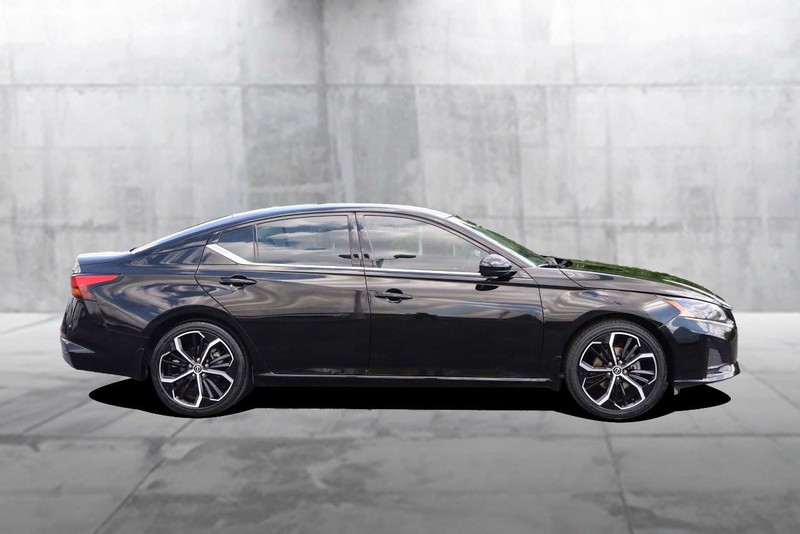 Nissan Altima Vehicle Image 05