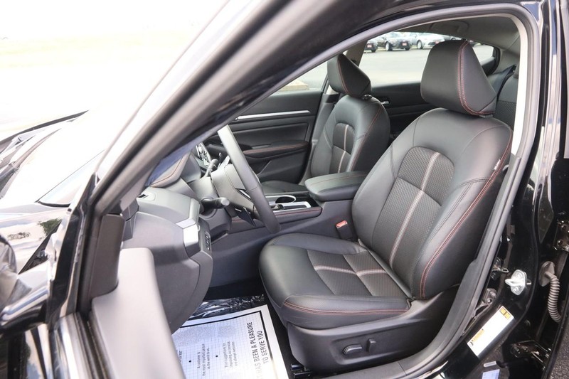Nissan Altima Vehicle Image 08
