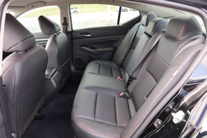 Nissan Altima Vehicle Image 09