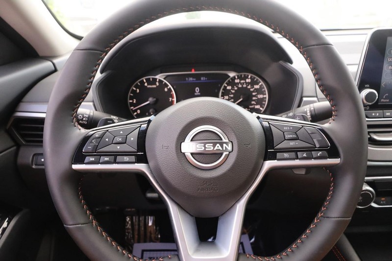 Nissan Altima Vehicle Image 10