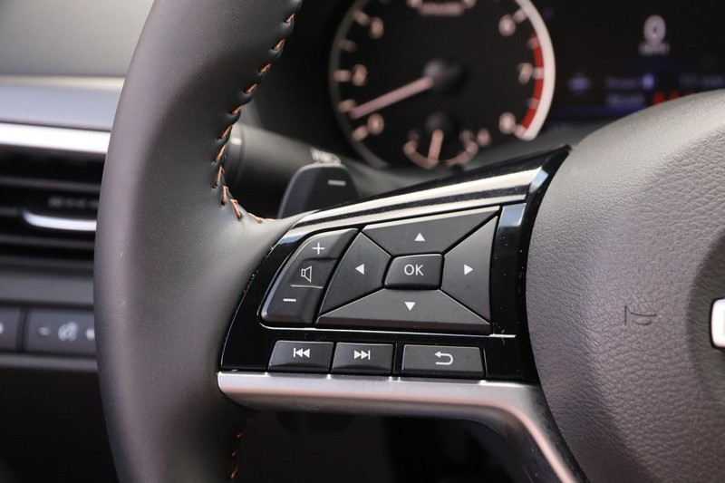 Nissan Altima Vehicle Image 11