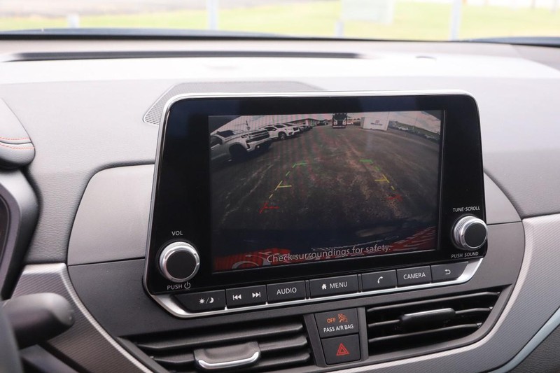Nissan Altima Vehicle Image 16