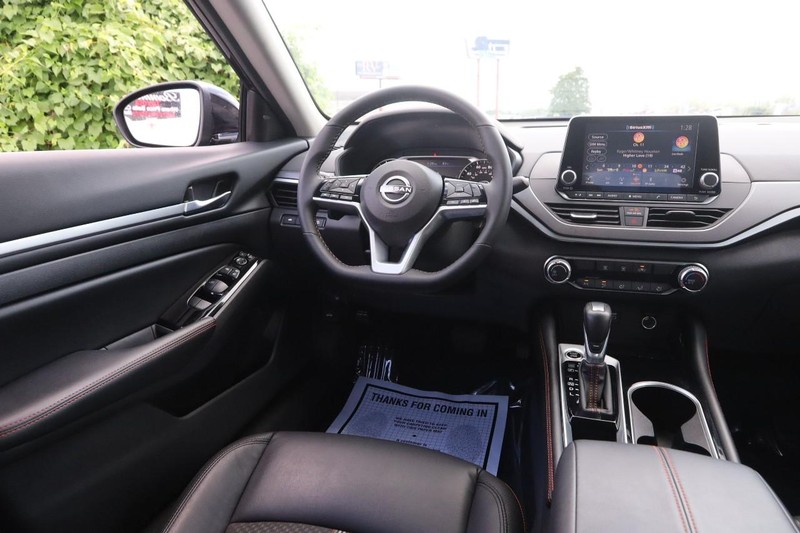 Nissan Altima Vehicle Image 20