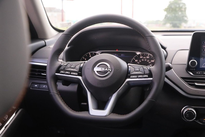Nissan Altima Vehicle Image 21