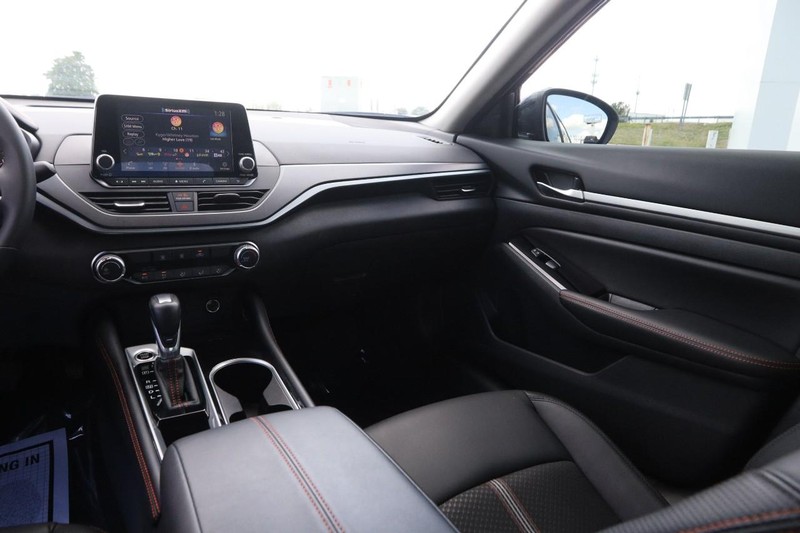 Nissan Altima Vehicle Image 23