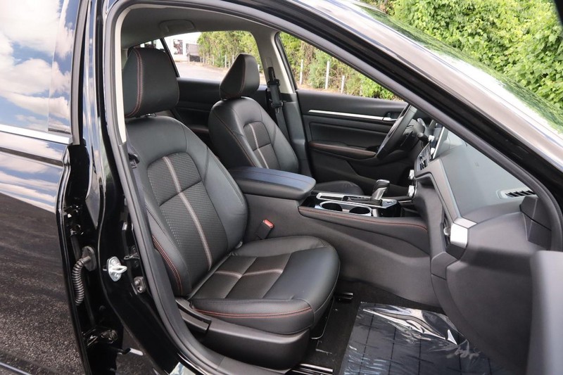 Nissan Altima Vehicle Image 24