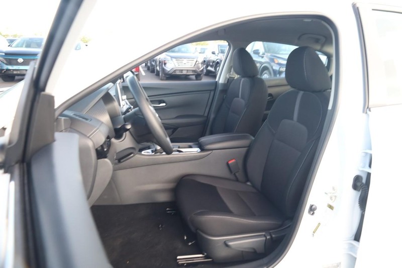 Nissan Sentra Vehicle Image 08