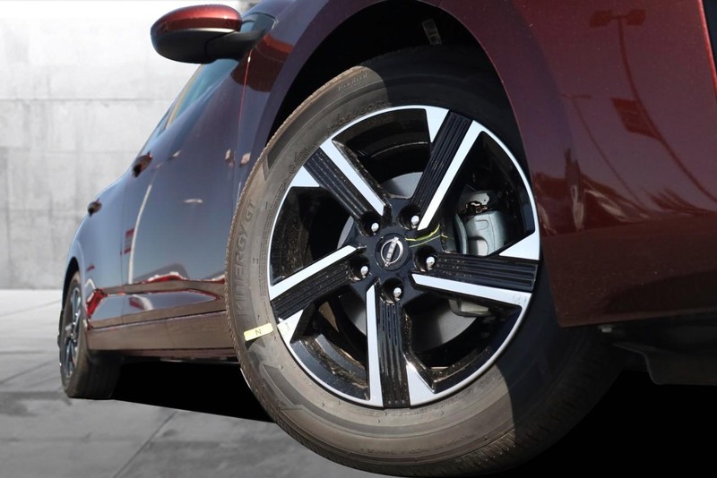 Nissan Sentra Vehicle Image 03